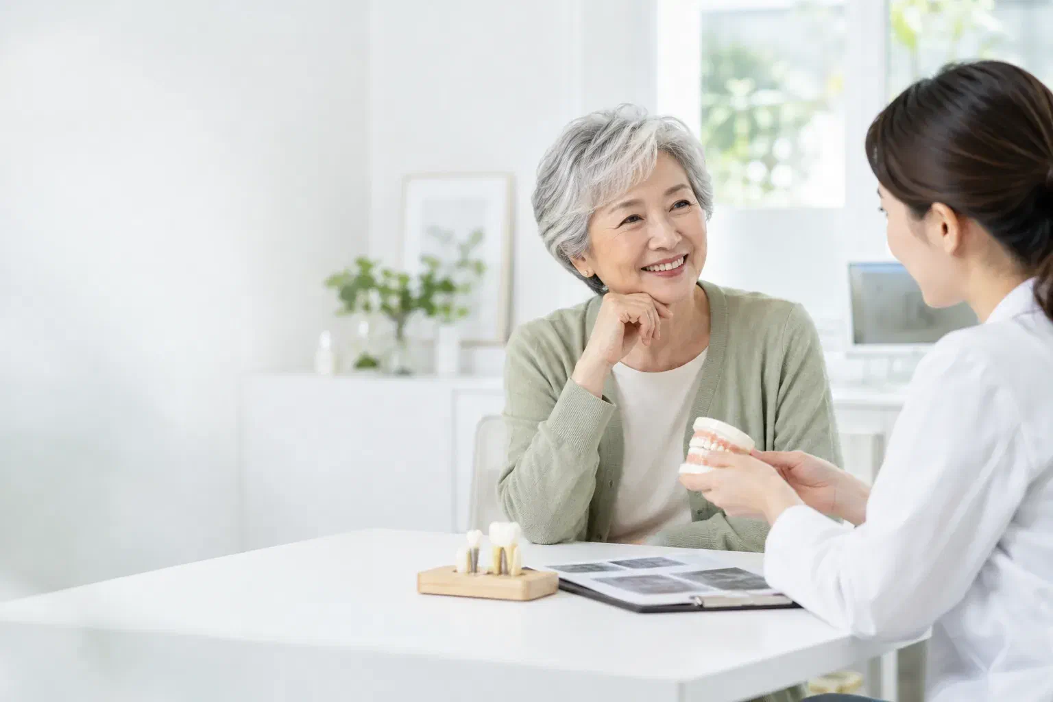 Illustrative conversation between an older adult and a dental clinician